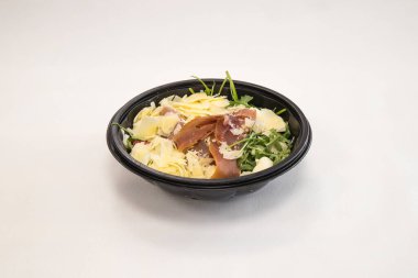 Yeni hazırlanmış yemek / yemek bir restoranda servis edilecek.