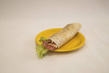 Yeni hazırlanmış yemek / yemek bir restoranda servis edilecek.