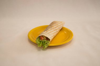 Yeni hazırlanmış yemek / yemek bir restoranda servis edilecek.