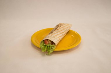 Yeni hazırlanmış yemek / yemek bir restoranda servis edilecek.