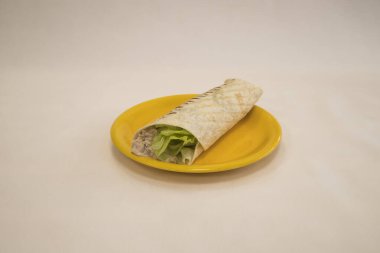 Yeni hazırlanmış yemek / yemek bir restoranda servis edilecek.