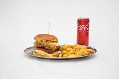 Yeni hazırlanmış yemek / yemek bir restoranda servis edilecek.