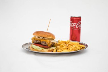 Yeni hazırlanmış yemek / yemek bir restoranda servis edilecek.