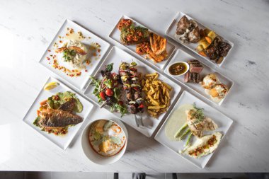 Yeni hazırlanmış yemek / yemek bir restoranda servis edilecek.