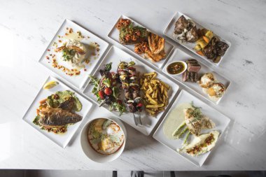 Yeni hazırlanmış yemek / yemek bir restoranda servis edilecek.