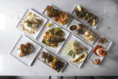 Yeni hazırlanmış yemek / yemek bir restoranda servis edilecek.