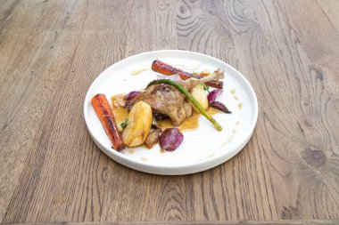 Yeni hazırlanmış yemek / yemek bir restoranda servis edilecek.