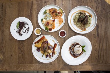 Yeni hazırlanmış yemek / yemek bir restoranda servis edilecek.