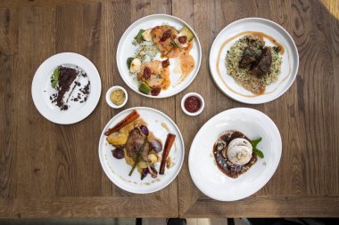 Yeni hazırlanmış yemek / yemek bir restoranda servis edilecek.