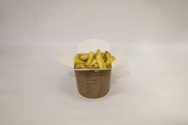 Yeni hazırlanmış yemek / yemek bir restoranda servis edilecek.