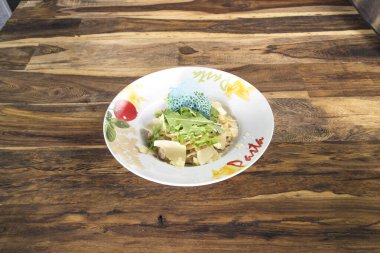 Yeni hazırlanmış yemek / yemek bir restoranda servis edilecek.