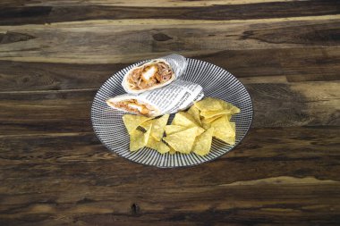 Yeni hazırlanmış yemek / yemek bir restoranda servis edilecek.