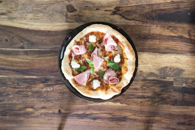 Yeni hazırlanmış yemek / yemek bir restoranda servis edilecek.