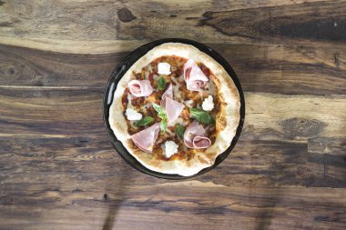 Yeni hazırlanmış yemek / yemek bir restoranda servis edilecek.