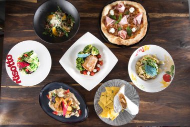 Yeni hazırlanmış yemek / yemek bir restoranda servis edilecek.