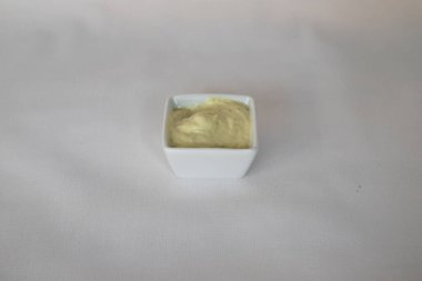 Yeni hazırlanmış yemek / yemek bir restoranda servis edilecek.