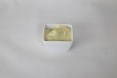 Yeni hazırlanmış yemek / yemek bir restoranda servis edilecek.