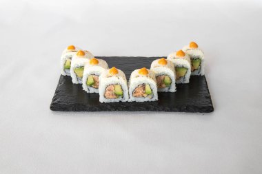 Yeni hazırlanmış yemek / yemek bir restoranda servis edilecek.