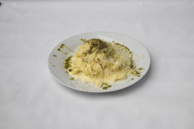 Yeni hazırlanmış yemek / yemek bir restoranda servis edilecek.