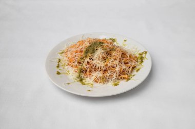 Yeni hazırlanmış yemek / yemek bir restoranda servis edilecek.