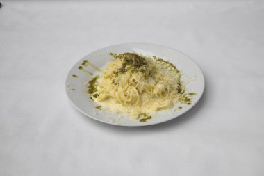 Yeni hazırlanmış yemek / yemek bir restoranda servis edilecek.