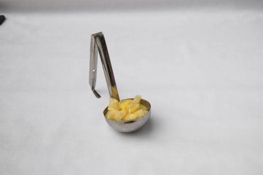 Yeni hazırlanmış yemek / yemek bir restoranda servis edilecek.