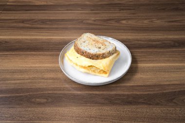 Yeni hazırlanmış yemek / yemek bir restoranda servis edilecek.