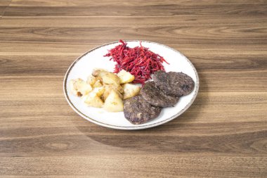 Yeni hazırlanmış yemek / yemek bir restoranda servis edilecek.