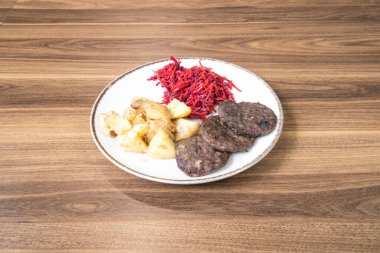 Yeni hazırlanmış yemek / yemek bir restoranda servis edilecek.