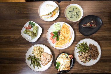 Yeni hazırlanmış yemek / yemek bir restoranda servis edilecek.