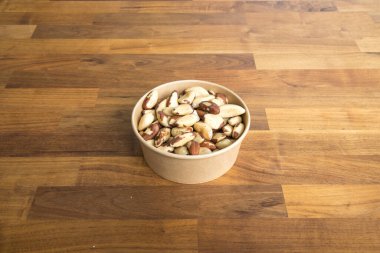 Yeni hazırlanmış yemek / yemek bir restoranda servis edilecek.