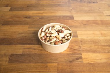 Yeni hazırlanmış yemek / yemek bir restoranda servis edilecek.