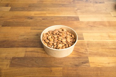 Yeni hazırlanmış yemek / yemek bir restoranda servis edilecek.