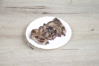 Yeni hazırlanmış yemek / yemek bir restoranda servis edilecek.