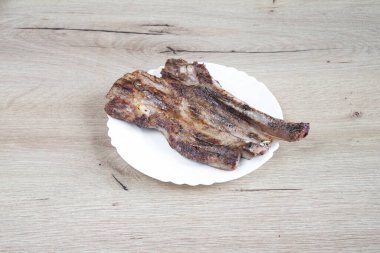 Yeni hazırlanmış yemek / yemek bir restoranda servis edilecek.