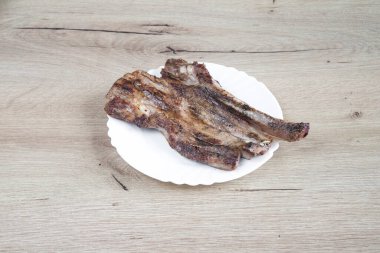 Yeni hazırlanmış yemek / yemek bir restoranda servis edilecek.