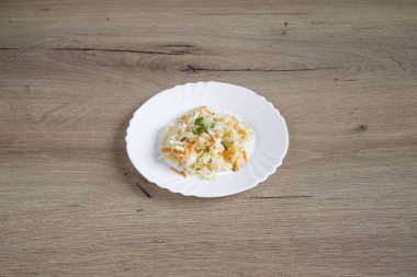 Yeni hazırlanmış yemek / yemek bir restoranda servis edilecek.