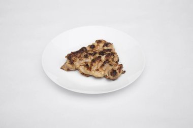 Yeni hazırlanmış yemek / yemek bir restoranda servis edilecek.