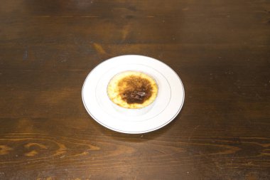 Yeni hazırlanmış yemek / yemek bir restoranda servis edilecek.