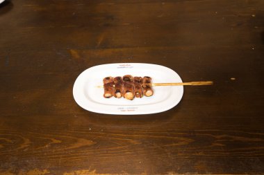 Yeni hazırlanmış yemek / yemek bir restoranda servis edilecek.