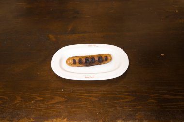 Yeni hazırlanmış yemek / yemek bir restoranda servis edilecek.