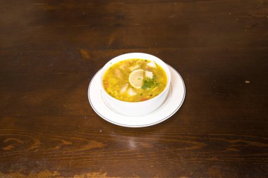 Yeni hazırlanmış yemek / yemek bir restoranda servis edilecek.