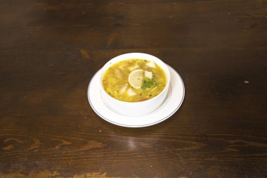 Yeni hazırlanmış yemek / yemek bir restoranda servis edilecek.