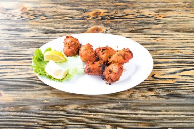 Yeni hazırlanmış yemek / yemek bir restoranda servis edilecek.