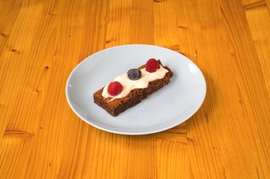 Yeni hazırlanmış yemek / yemek bir restoranda servis edilecek.