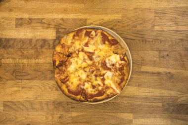 Yeni hazırlanmış yemek / yemek bir restoranda servis edilecek.