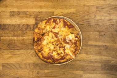 Yeni hazırlanmış yemek / yemek bir restoranda servis edilecek.