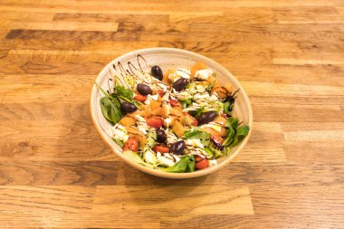 Yeni hazırlanmış yemek / yemek bir restoranda servis edilecek.