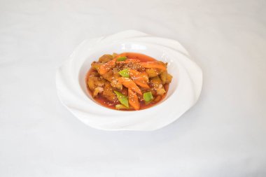 Yeni hazırlanmış yemek / yemek bir restoranda servis edilecek.