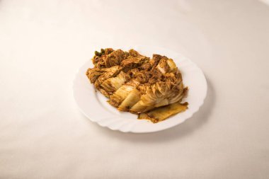 Yeni hazırlanmış yemek / yemek bir restoranda servis edilecek.